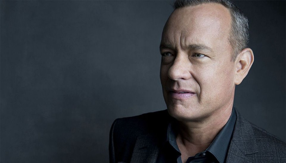 Lui è Tom Hanks… ma riconosci anche gli altri? Non commentare la copertina, lo sappiamo tutti che è lui 😏 👉 CLICCA SULLA FOTO e mettiti alla prova! - 