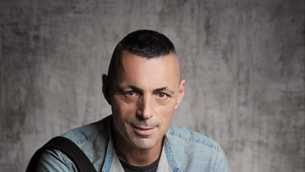 Quiz: Alex Britti non è solo “La vasca”… queste 10 domande mettono alla prova anche chi lo segue dagli esordi - 