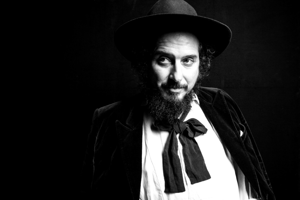 Quiz: Conosci davvero Vinicio Capossela? Questi 10 dettagli anni ’90 mettono alla prova anche chi lo ascolta da una vita - 
